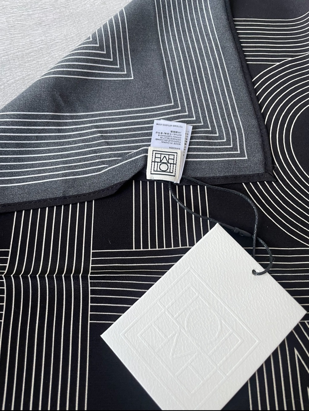 Black & White Geometric Silk Square Scarf Toteme - Picture 5 of 9